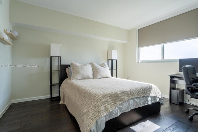 Building Photo - 1800 N Bayshore Dr