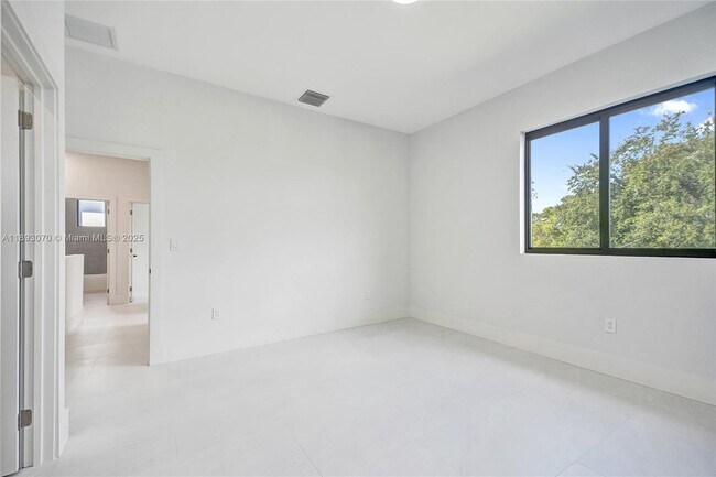 Building Photo - 121 NE 118th St
