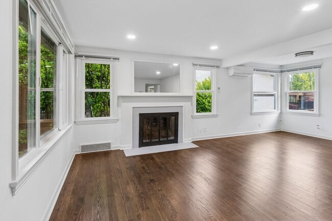 Building Photo - Updated 2 bed 1 bath Wedgewood area home