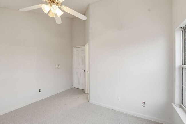 Building Photo - 15663 Viewpoint Cir