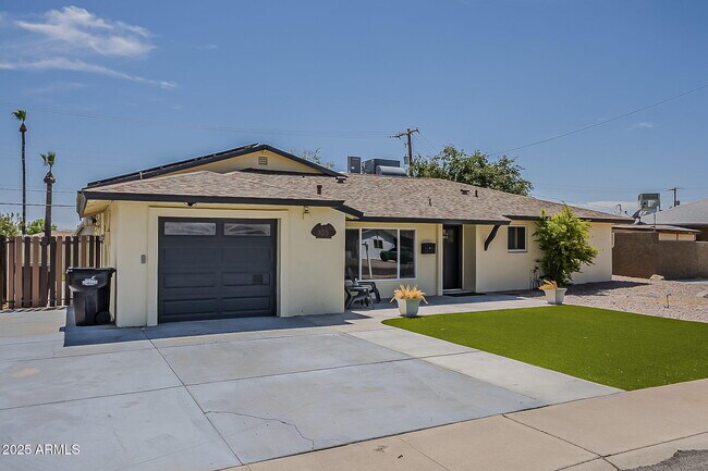Building Photo - 8215 E Cypress St