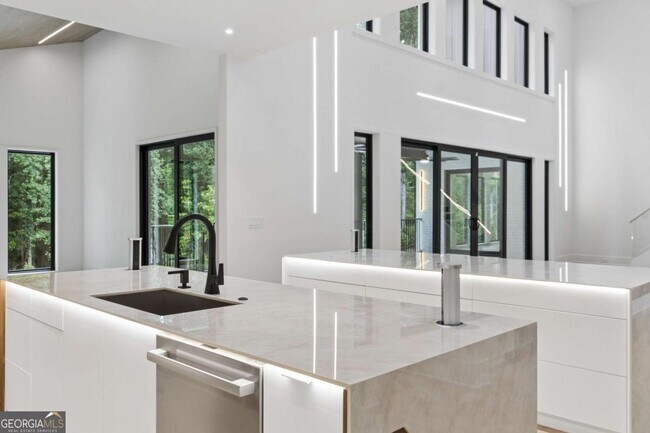 Building Photo - 1000 Clementstone Dr NE