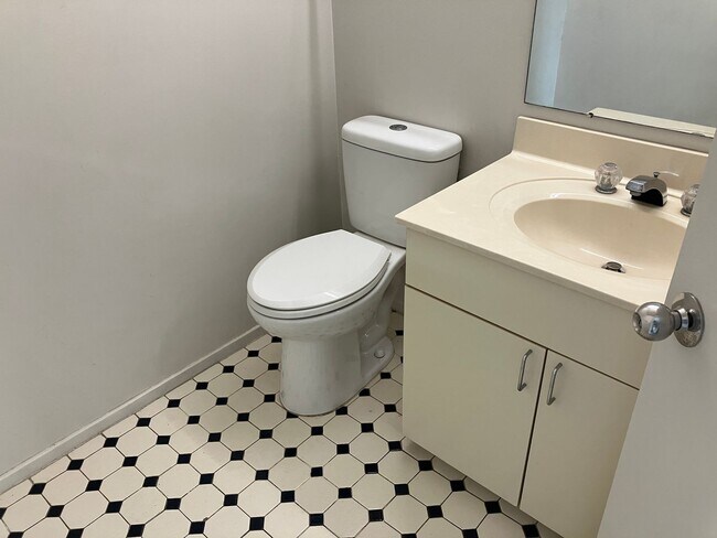Building Photo - 2 bedroom 2.5 bathroom in Calabash