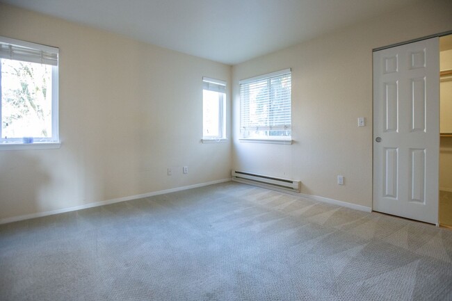 Building Photo - *** Desired Lake Oswego 3 bedroom Condo Av...