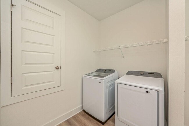 Building Photo - 3 Bedroom plus office/flex space in Crestv...