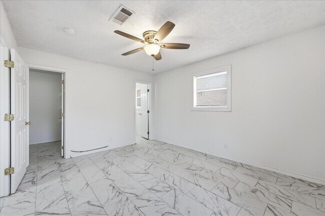 Building Photo - 165 Loving Dr