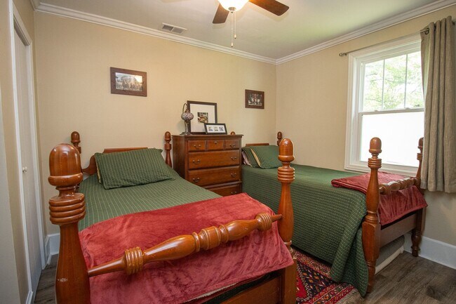 Building Photo - 2715 Kiawah Ave