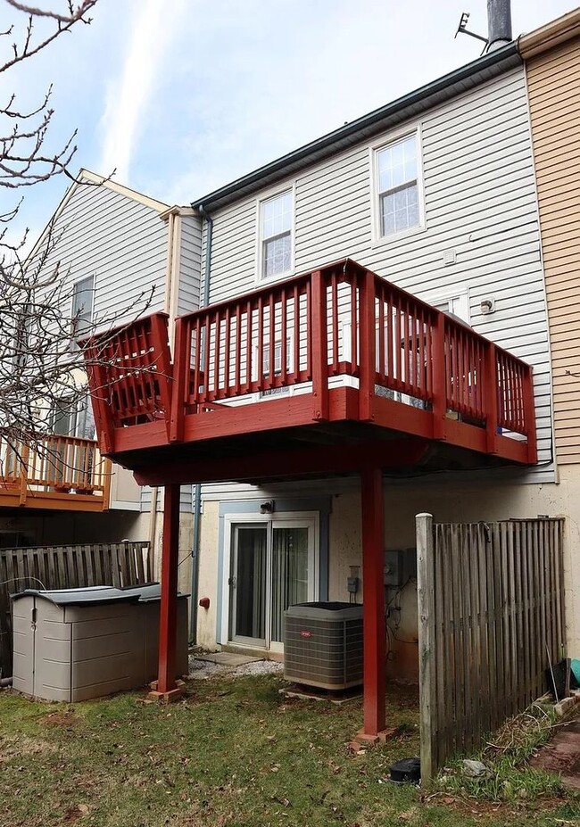 Building Photo - Fantastic 3 BR/2.5 BA Townhome minutes from Rio Lakefront. Ready Mid-May