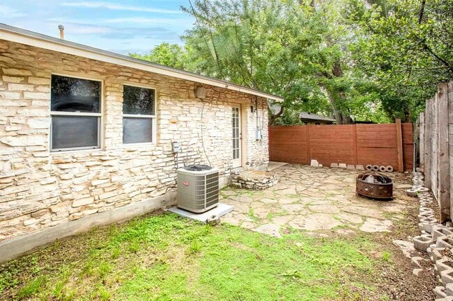 Building Photo - 2011 Meadowridge Dr