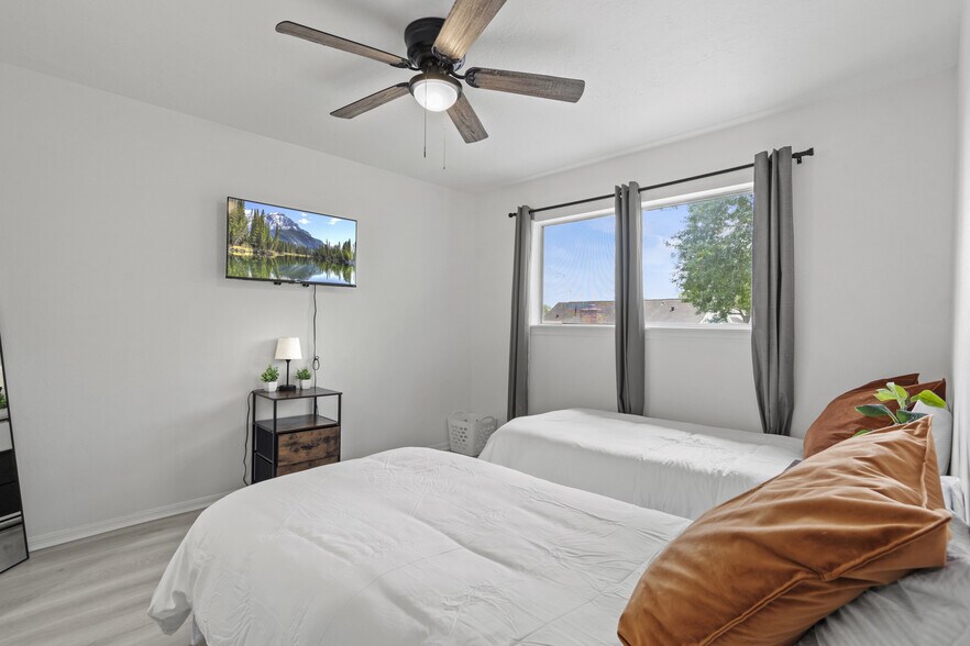 Building Photo - 604 Lochnell Dr