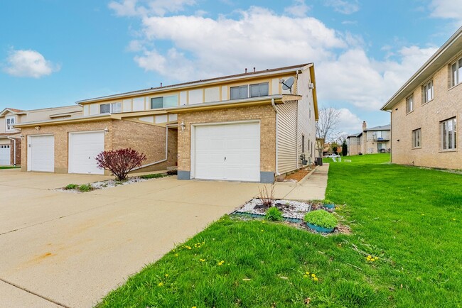 Building Photo - 305 Creekside Dr