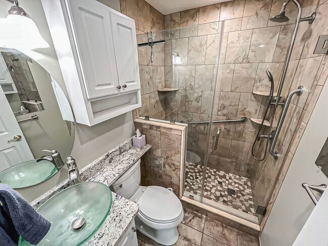 Building Photo - Cheerful 2 Bedroom 2 Bathroom with Spaciou...