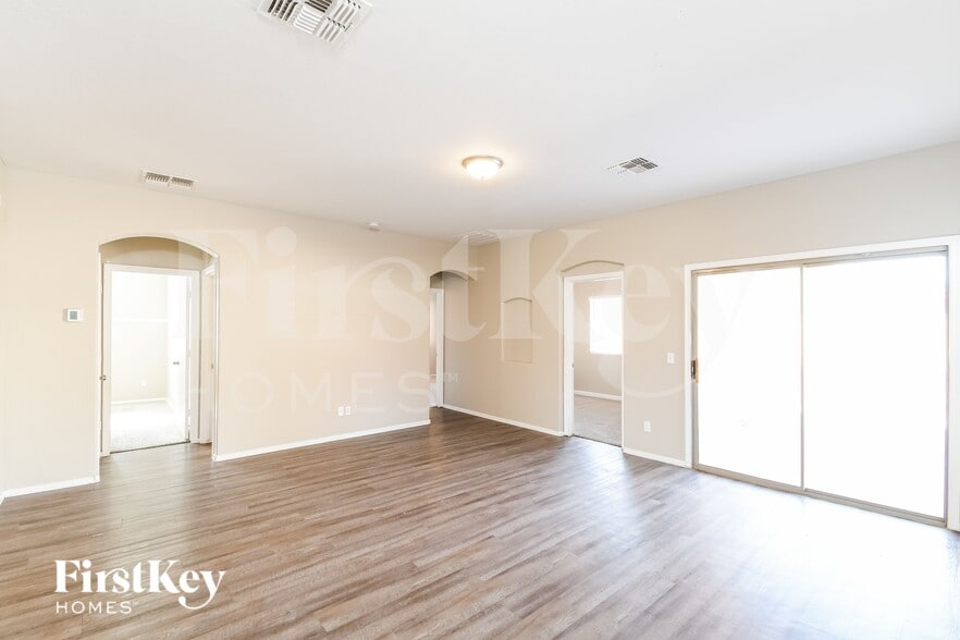 Building Photo - 2850 E Silverbell Rd