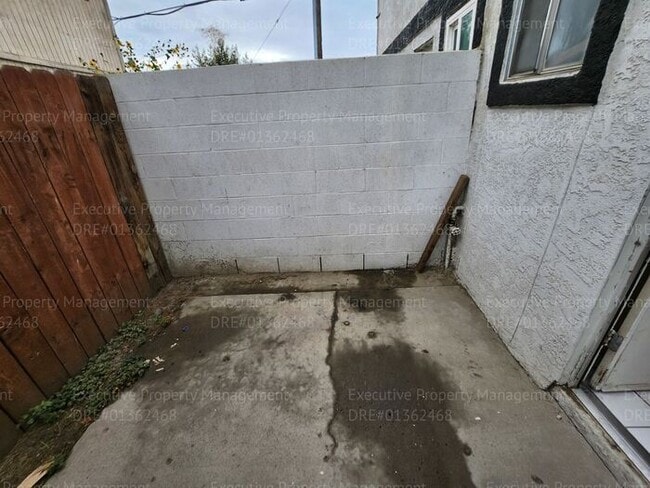 Building Photo - Townhouse unit. 2 bedrooms 1.5 bath call o...