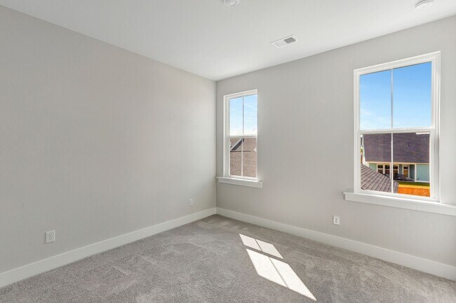 Building Photo - "Resort-Style Living Begins Right at Your ...