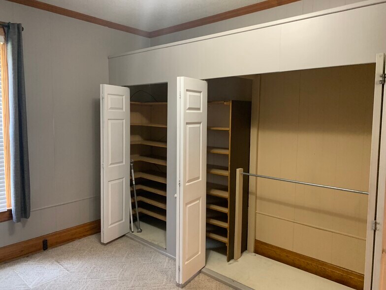 Building Photo - 256 E 5th St