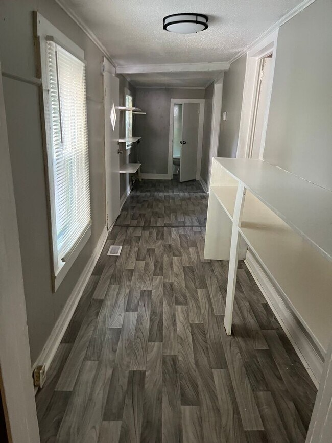 Building Photo - SPACIOUS 3/2 HOUSE!