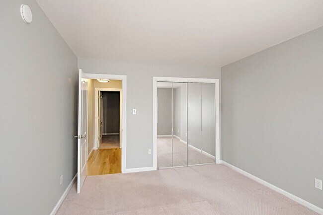 Building Photo - Beautifully Updated & Move-in Ready Hessian Hills Condo
