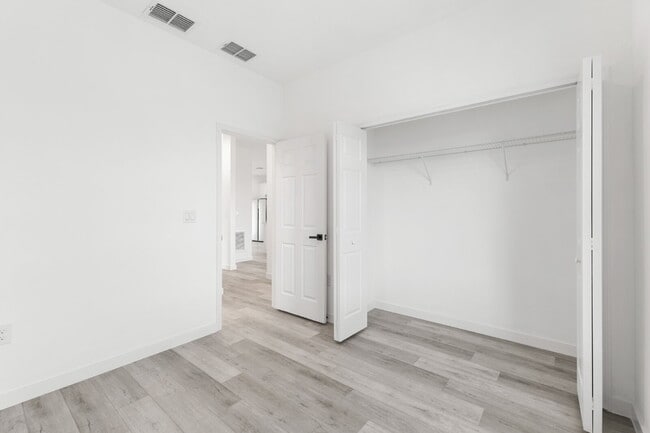Building Photo - Modern Living Meets Comfort – Stunning 3 Bed, 2 Bath Home!