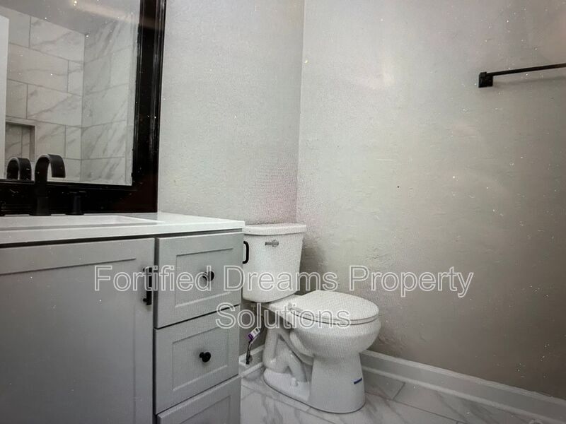 Building Photo - 1141 Carolina Cir