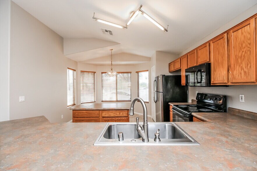 Building Photo - 1355 S 80th St