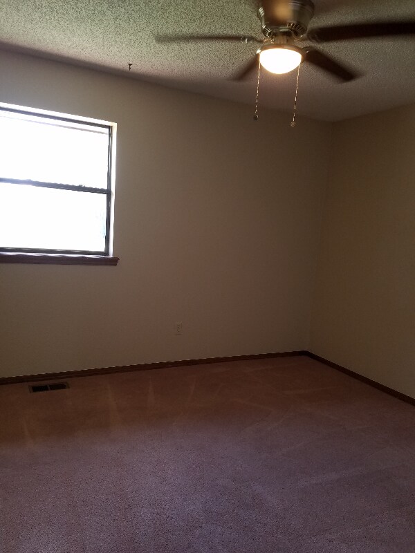 Building Photo - 5504 Cloverlawn Dr