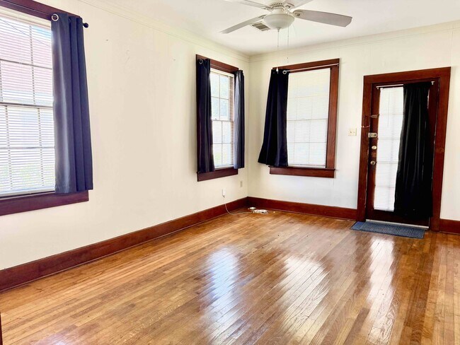 Building Photo - 2554 Zeeland Ave