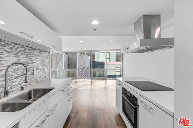 Building Photo - 901 Flower St