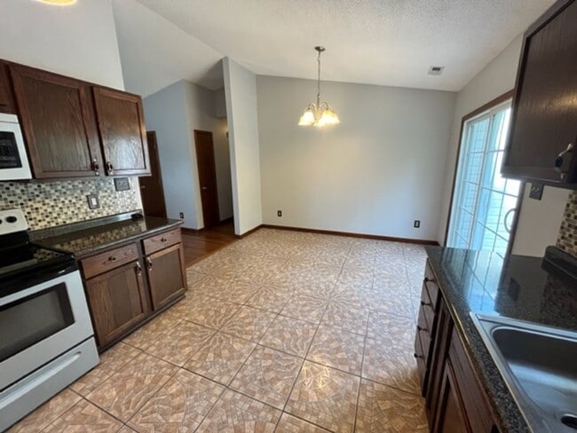 Building Photo - Three Bedroom in WILLOW RUN!