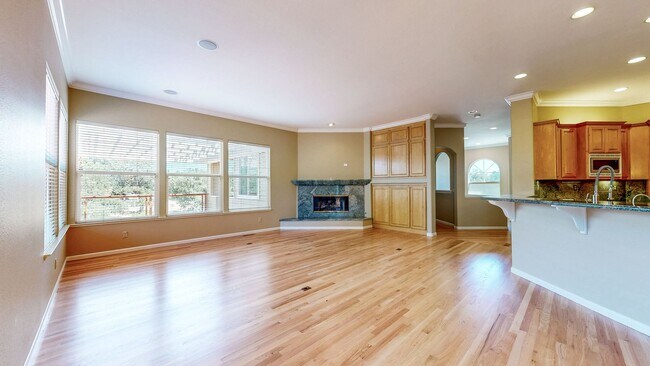 Building Photo - Gorgeous Home with private yards, large de...