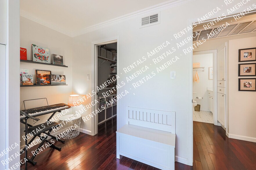 Building Photo - 5950 N 78th St