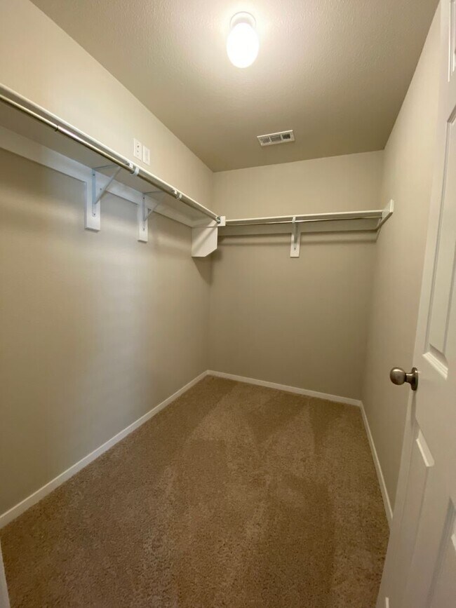 Building Photo - Comfortable 3-Bedroom, 2 Bath Living in Regency Park