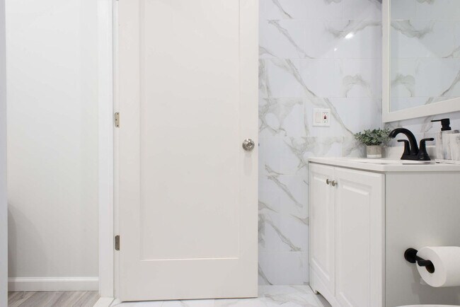 Building Photo - 240e E 75th St