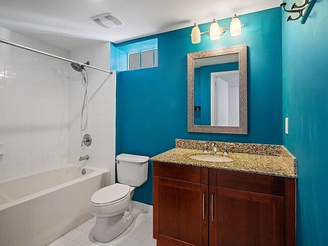 Building Photo - "Chic 1-Bedroom Retreat in the Heart of Miami - 782 Sq Ft of Comfort!"