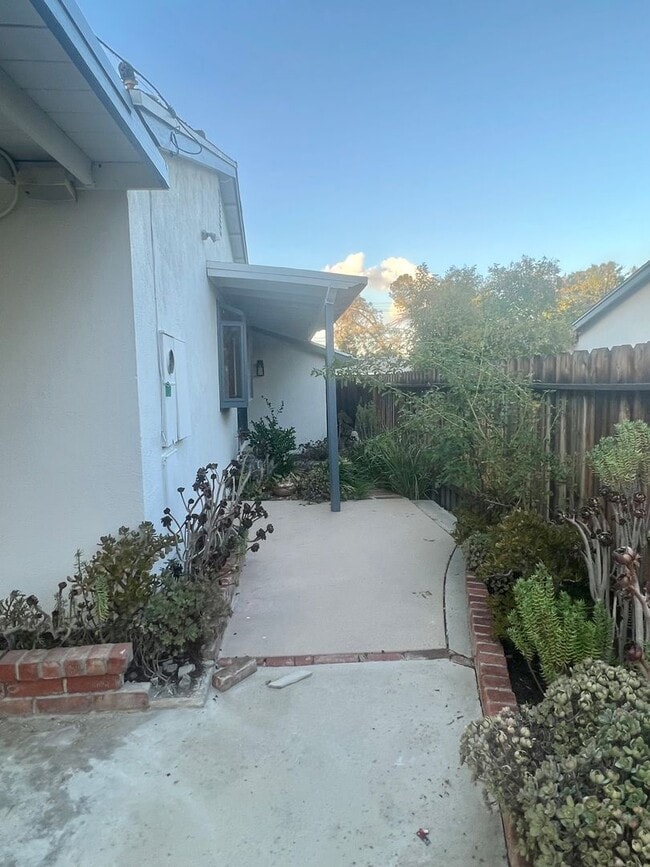 Building Photo - Spacious 3 Bedroom House with Private Gara...