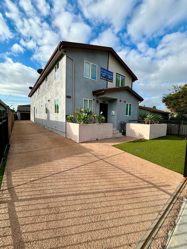 Building Photo - 216 E 97th St