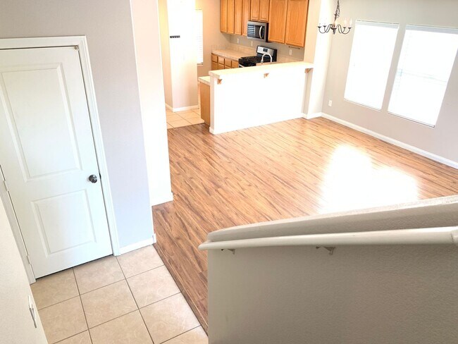 Building Photo - 3 Bedroom House in gated community
