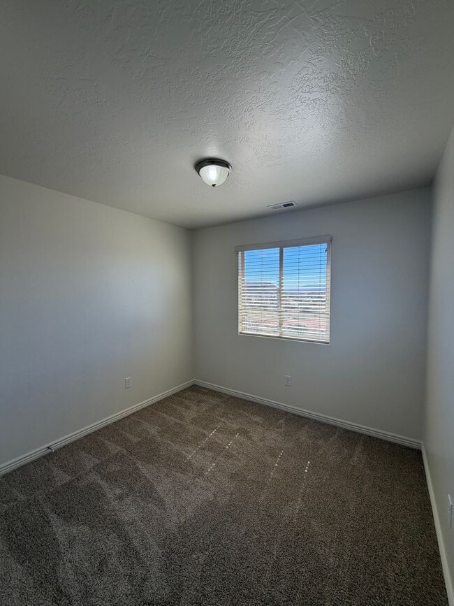 Building Photo - Remodeled 3 Bed / 2.5 Bath Townhome in Great Location