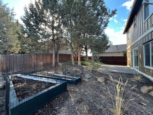 Building Photo - Beautiful and Spacious 4 Bed/2.5 Bath Home in NW Bend