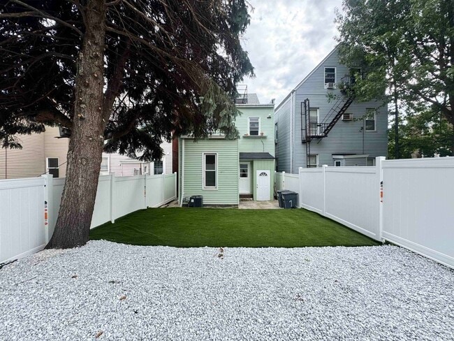 Building Photo - 316 21st St