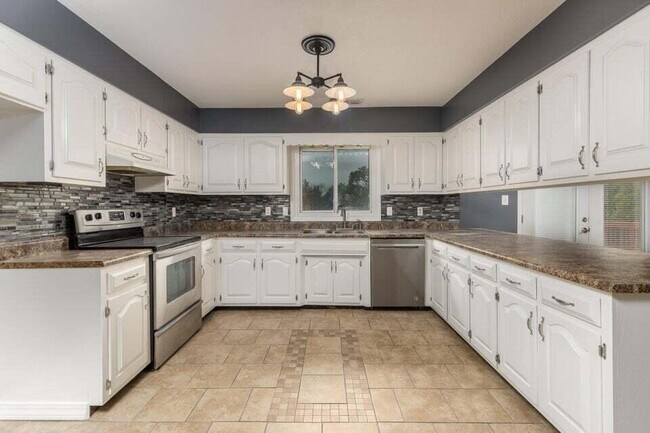 Building Photo - 5801 N Kircher Rd