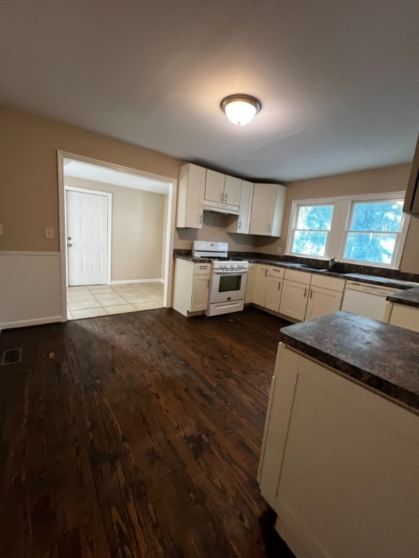 Building Photo - 114 Carnes Dr SE