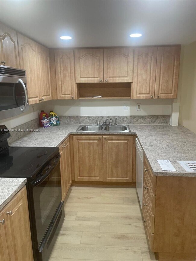 Building Photo - 9301 SW 92nd Ave