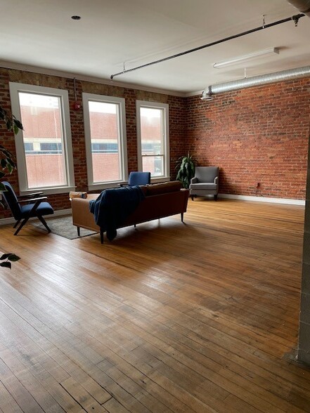 Living Room - 811 W 2nd Ave