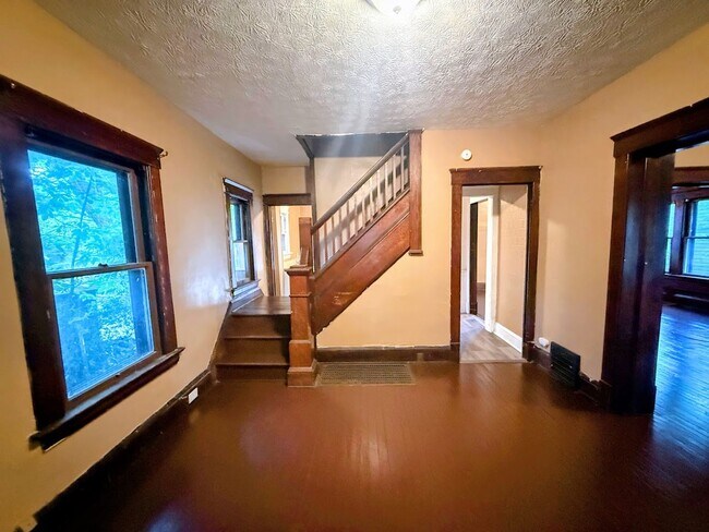 Building Photo - 638 Merton Ave