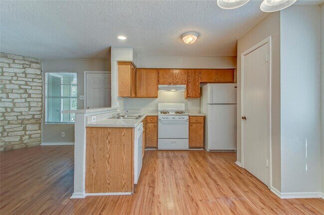 Building Photo - 400 Hedgewood Dr