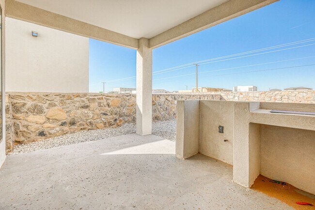 Building Photo - Beautiful East side House 4 bed-2.5 baths, part of The Overlook Casa Club that includes Swimming ...