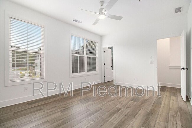 Building Photo - 205 Firefly Cir