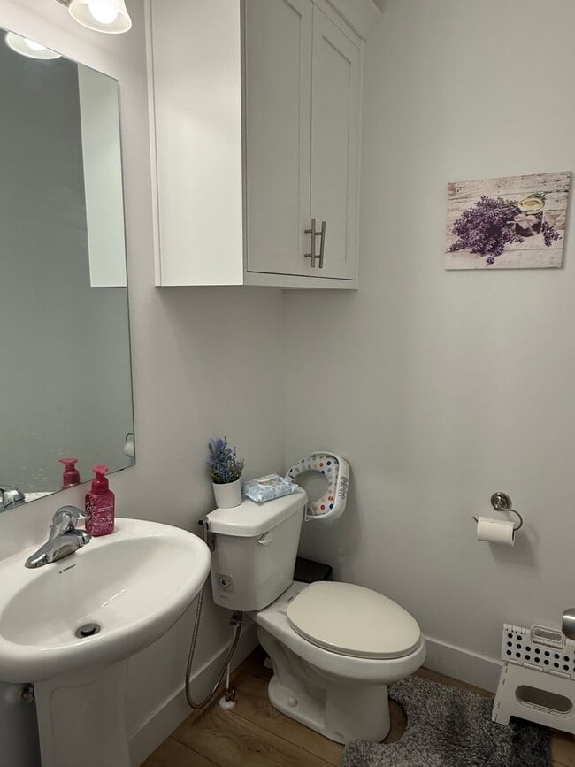 Building Photo - Beautiful town home for rent.