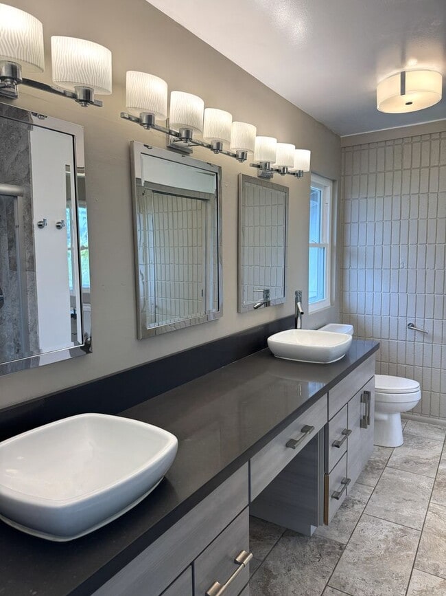 Building Photo - Koko Isle Circle - Renovated 3 bedroom, 2.5 bath townhome with carport